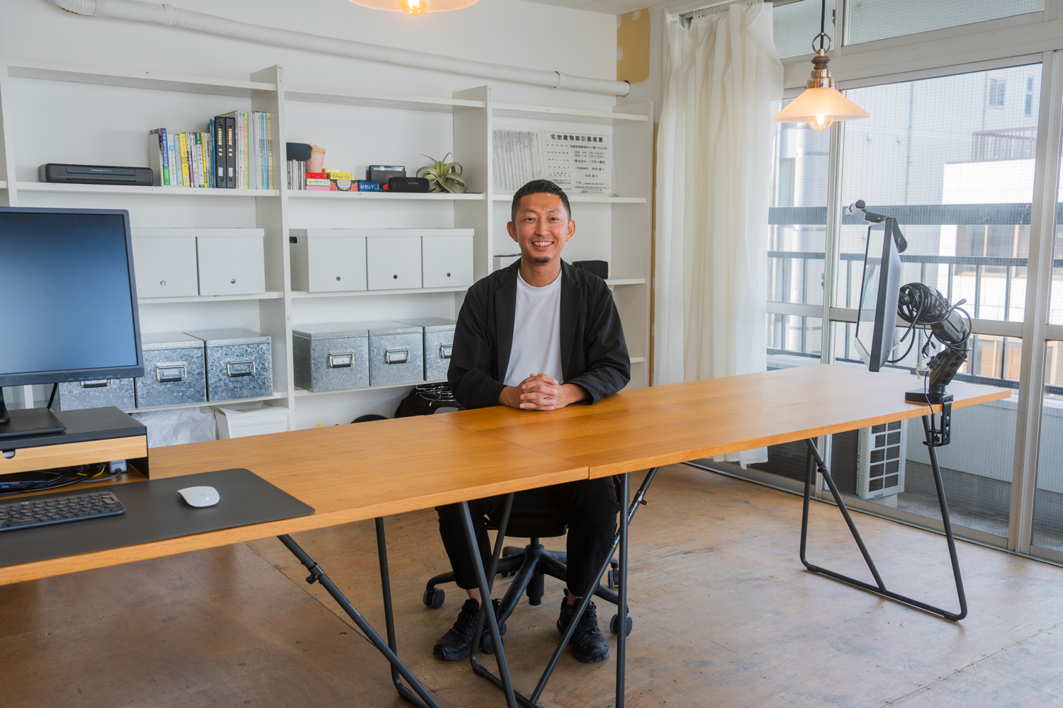 <span>株式会社一丁目一番地</span><span class=